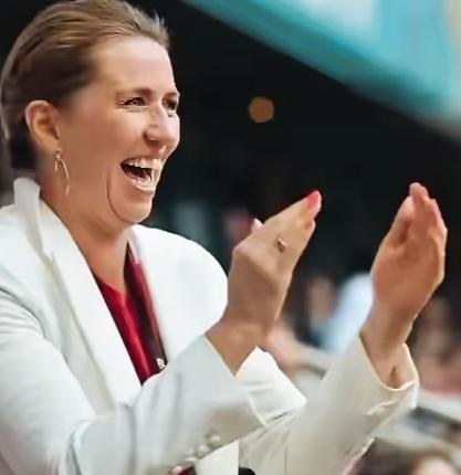 丹麦首相弗雷泽里克森现在还能笑的这么开心吗？
弗雷泽里克森这是在看什么呢？
弗雷