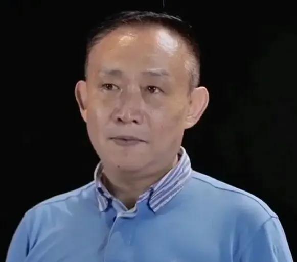 卢麟元：中国经济学家群的“叛徒”。
1、什么是经济学家？对过去的经济数据有记忆、
