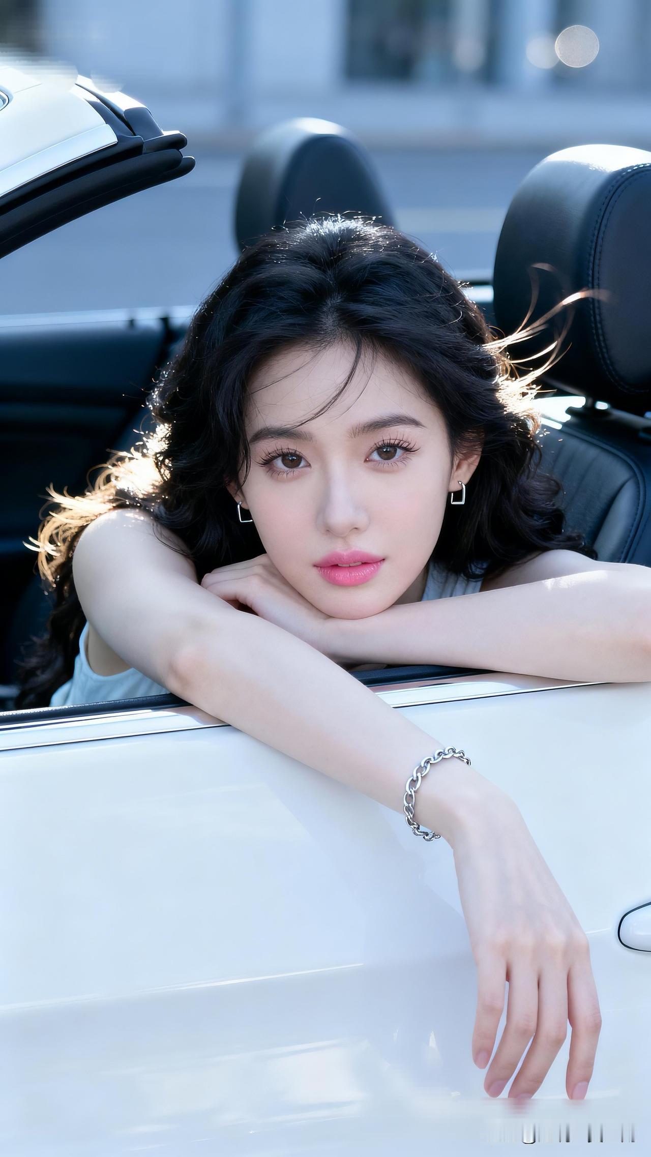 阳光下的少女，车中自拍，青春洋溢。车中美人倚，日暖春光里。一个女人最幸福的时光在