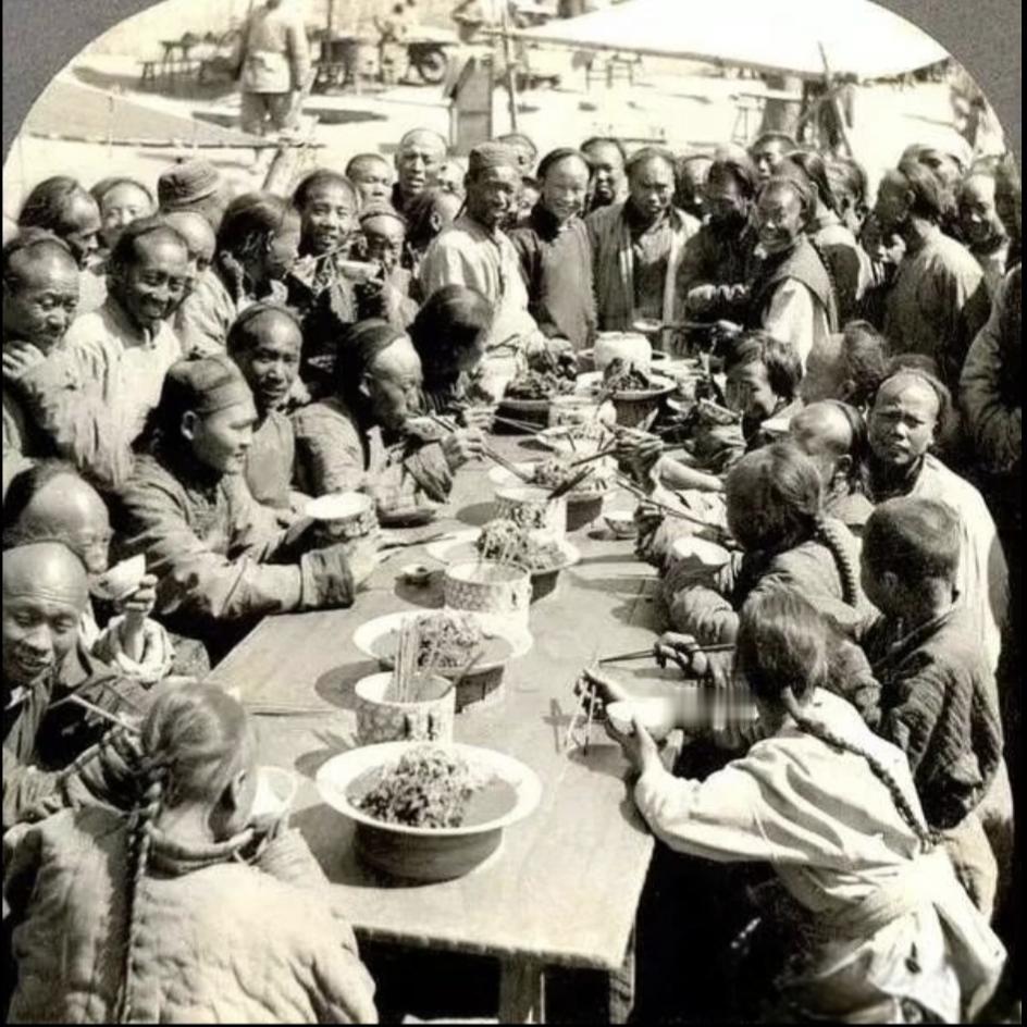 中国历史老照片时至今日，中国广大农村人们见了面，打招呼的第一句话仍然是“吃了吗”