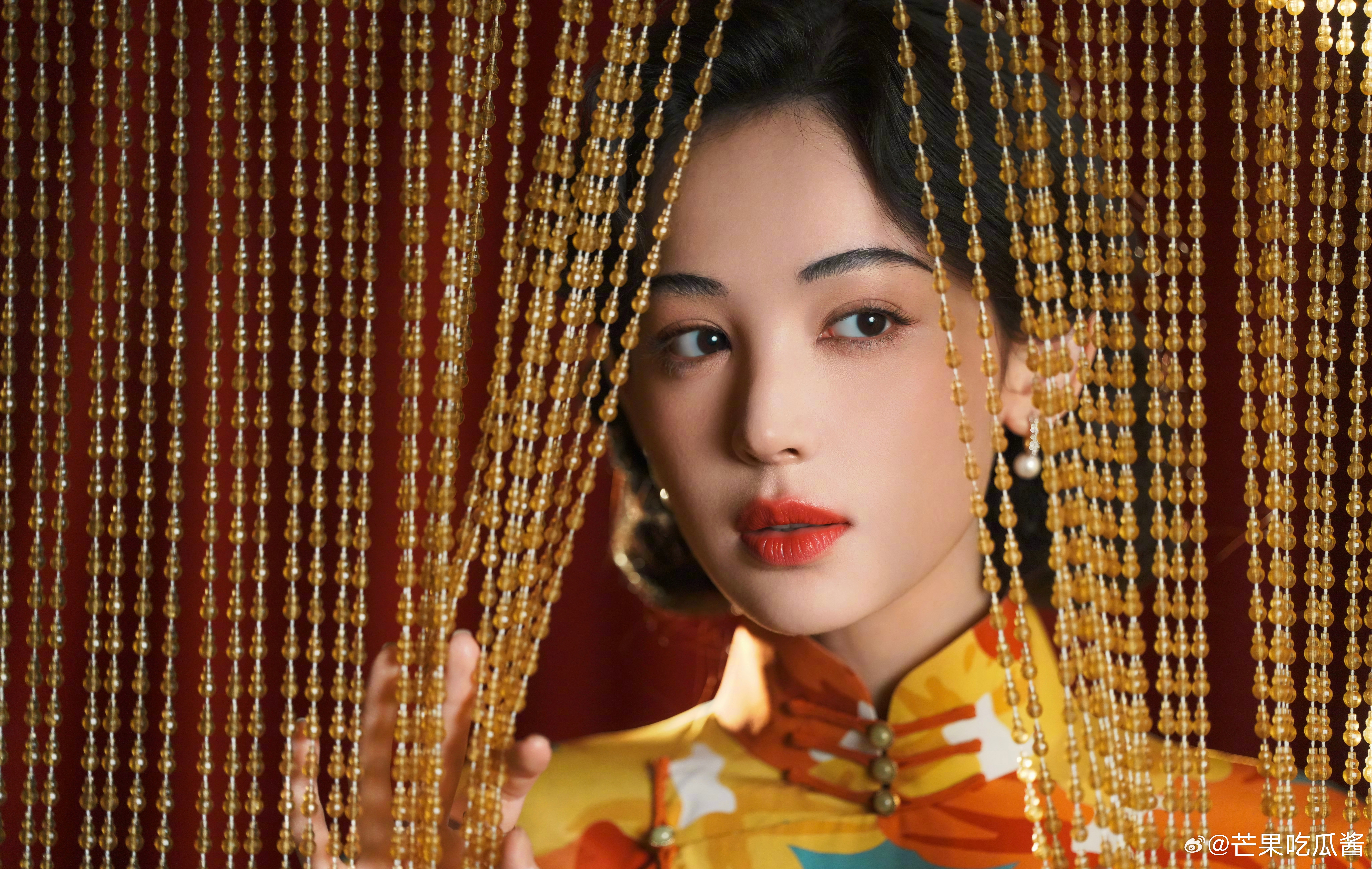 娜扎的演技被导演夸夸了一步一个脚印提升业务能力，娜扎不再局限以往标签，得到导演公
