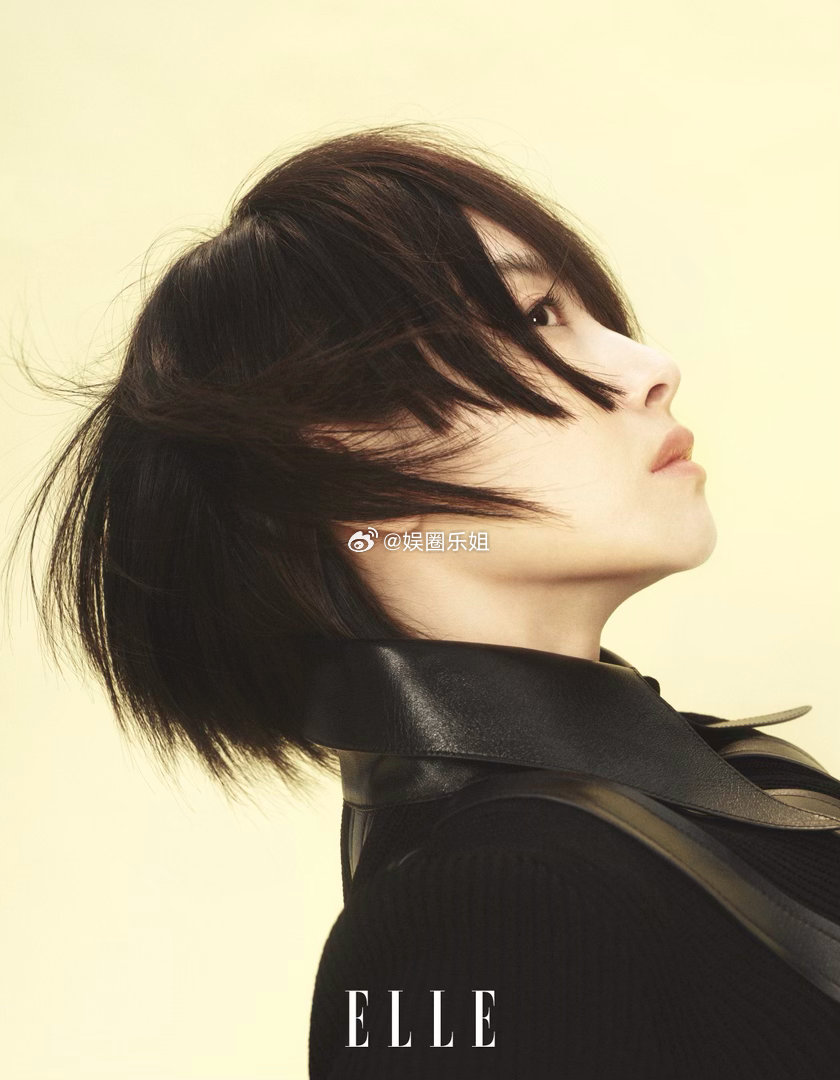 宋茜烟熏妆+超短发，冷冽眼线勾勒面部轮廓，黑白光影下，疏离与力量并存✨双封面演绎