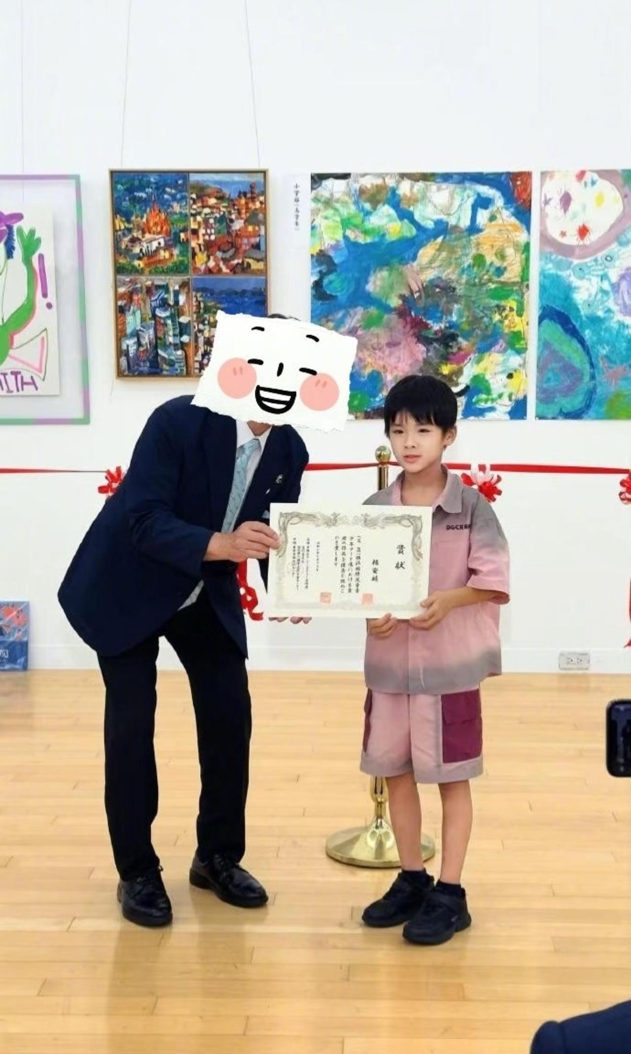 明星家长现在都热衷于让孩子学艺术，除了钢琴等乐器之外，绘画同样也很受明星家长的追