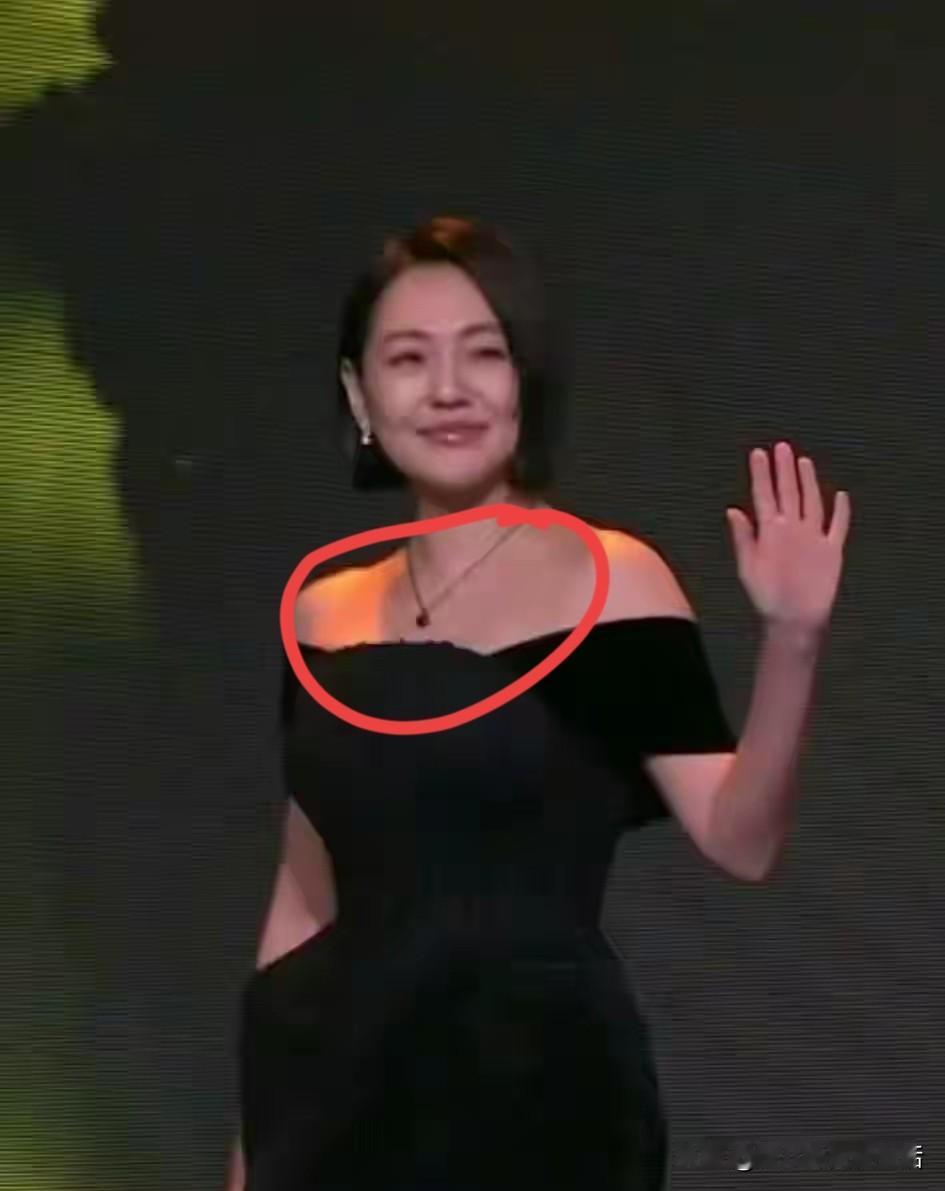 把大S骨灰戴在脖子上？！
小S参加活动，戴着大S骨灰做的项链，发言的时候痛哭流涕