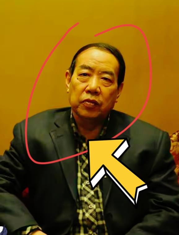 贾平凹的两个女儿，
真是活成了两个极端！
​大女儿写的诗通俗粗白，论文也是抄的，
