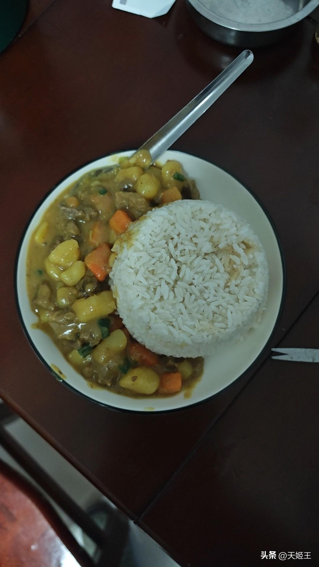下班回家炫一碗咖喱饭，暖乎乎超满足！🍛