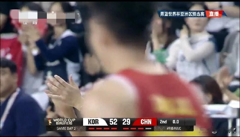 形势不妙，世预赛中国男篮客场上半场29:52落后韩国男篮23分，被韩国男篮打花了