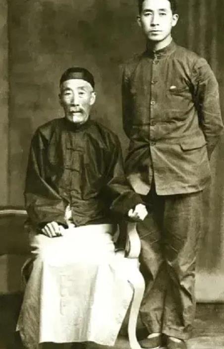 薄一波和其父薄昌福
在中国近现代历史上，薄一波和他的父亲薄昌福都是备受瞩目的人物
