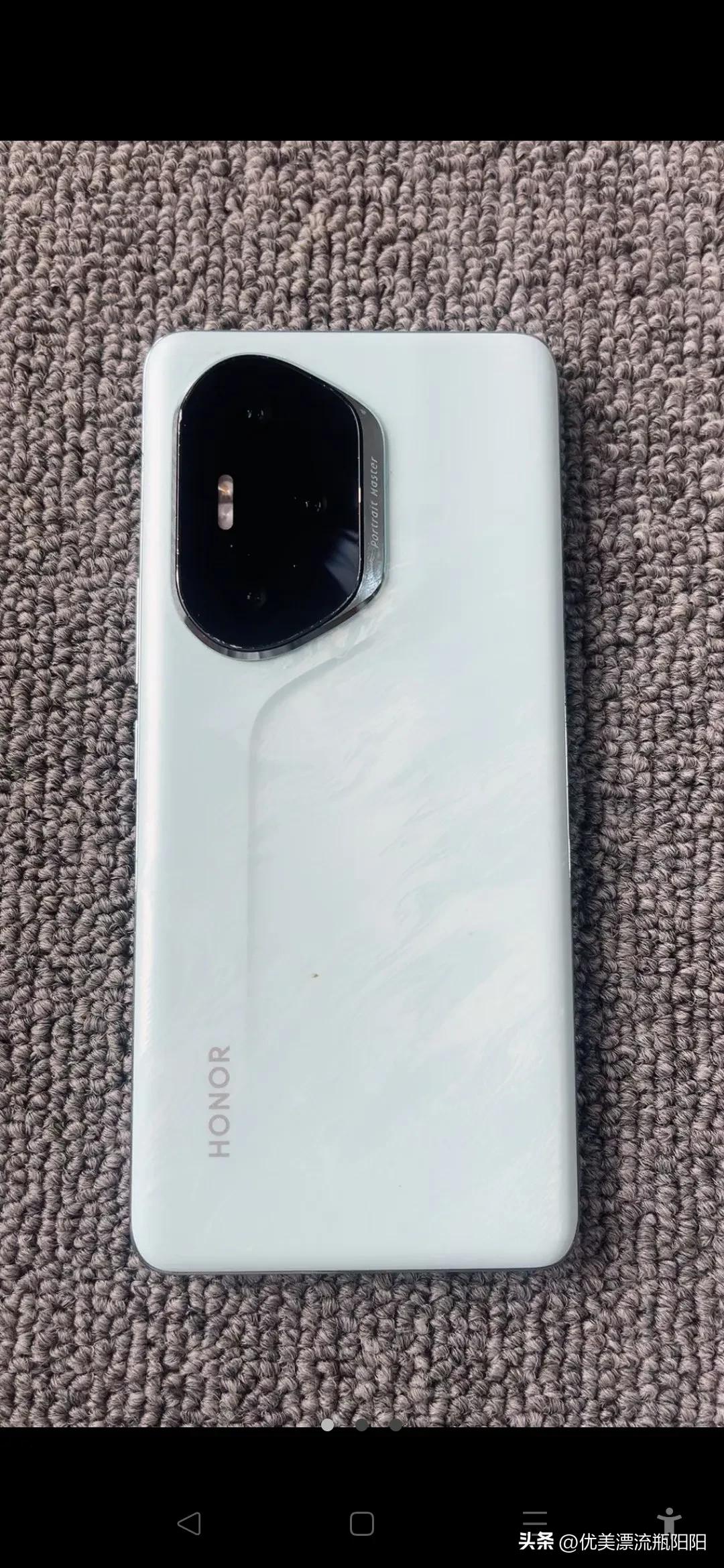 新年生活图鉴今天在上班路上捡一个手机，交到厂门口传达室了。下班后被主管叫去表扬了