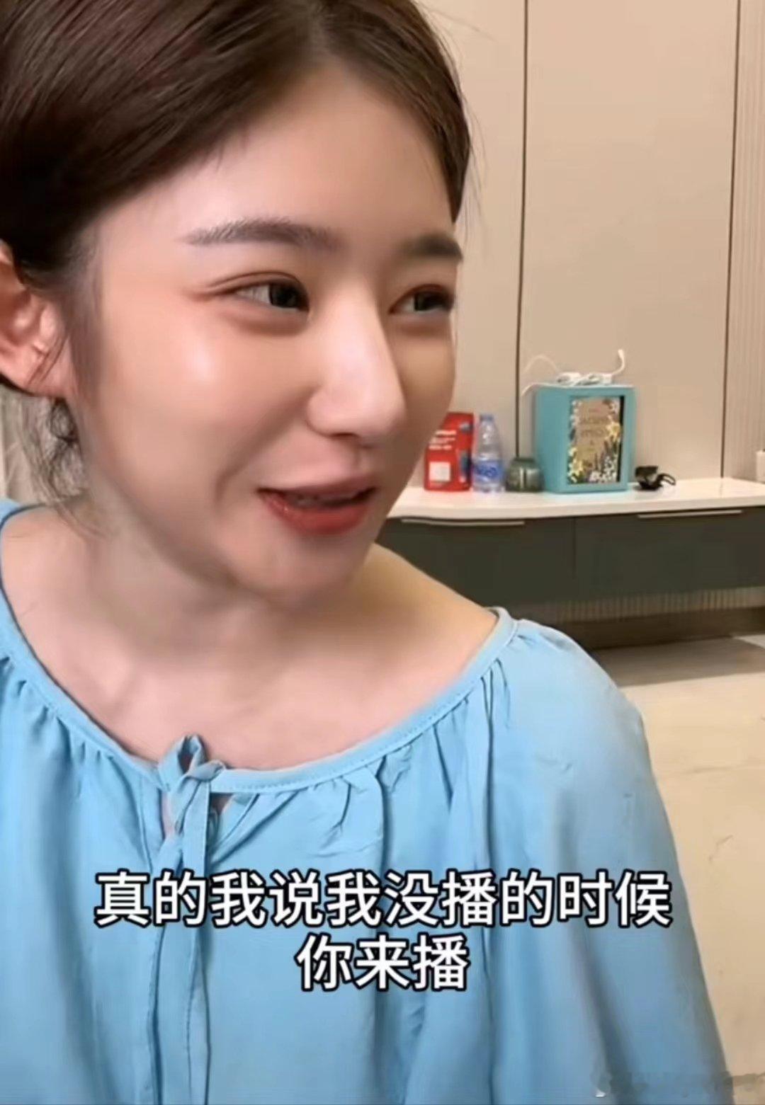#黄一鸣说服妈妈一起直播##黄一鸣说自己妈妈心态不好#这个看着自然，比王现在这个