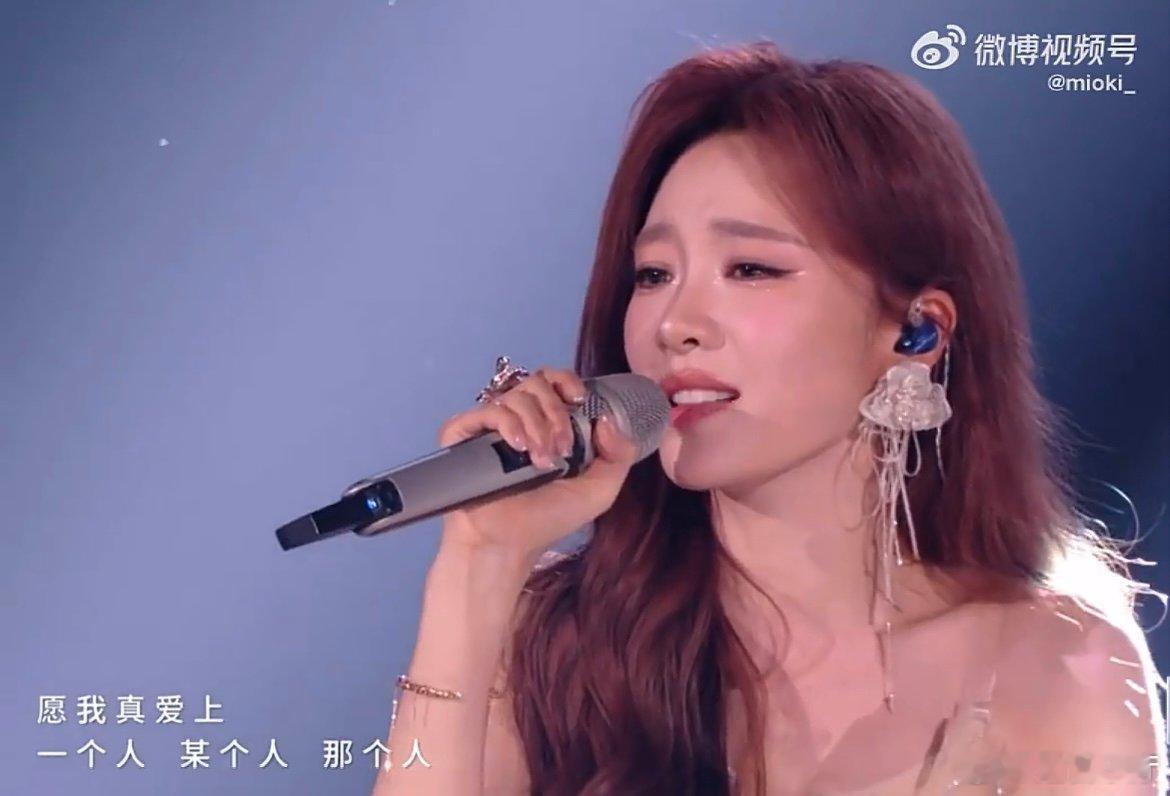 曾沛慈张月pk言不由衷陈瑶推门进来和张月合唱的那一刻 强强对决太养眼，无论是独唱