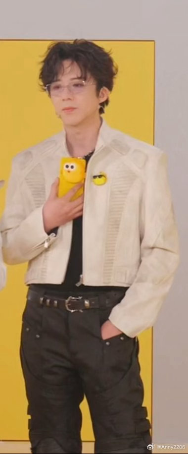 刘宇宁直播黑白撞色赛博感卷毛刘宇宁 黑白撞色确实显干净，卷发又添了点随性。屏幕都