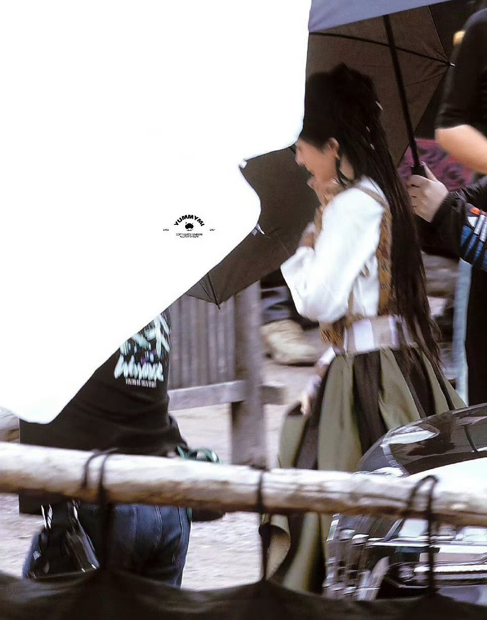 杨幂江山大同编发造型这个编发造型好亮眼，是没见过的！杨幂江山大同冯湮儿路透杨幂江