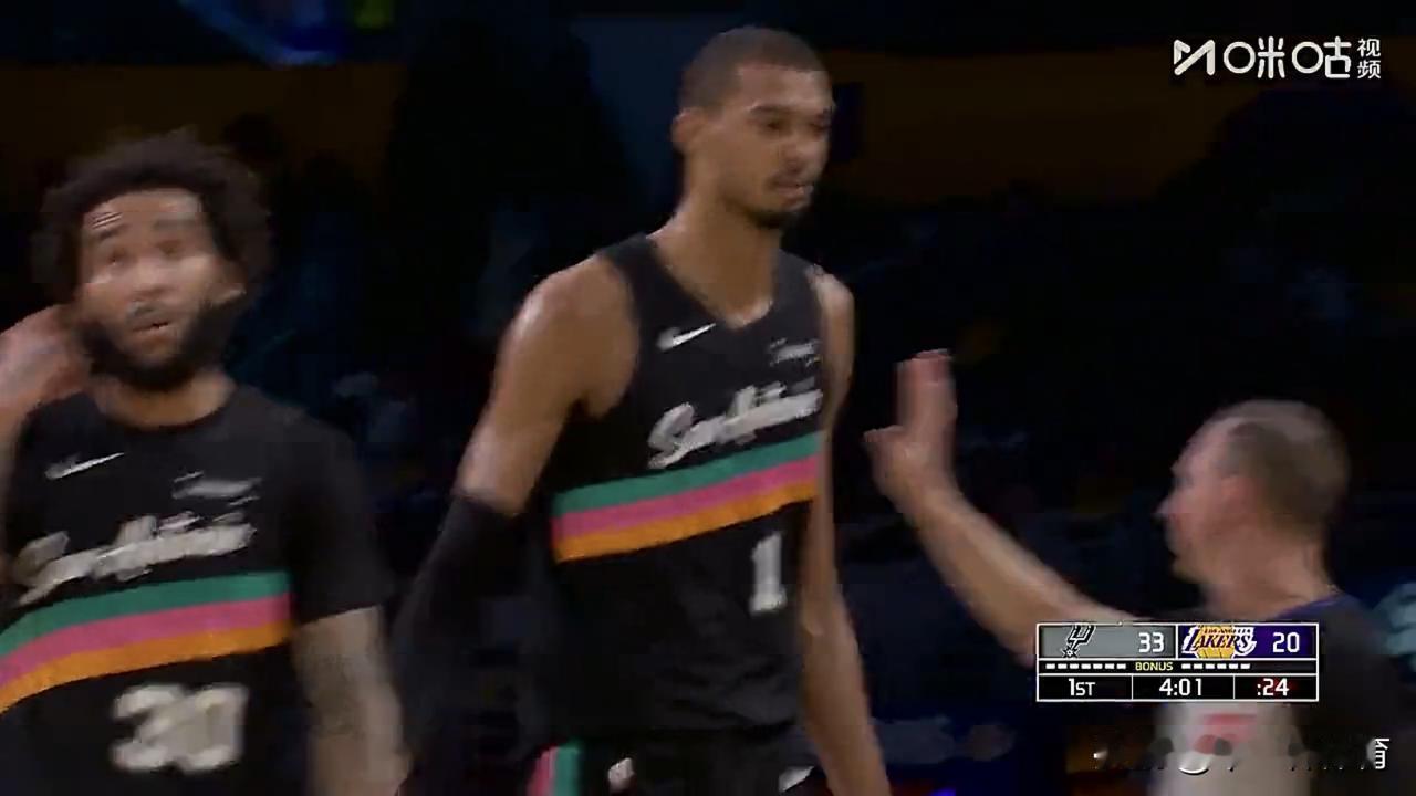 文班亚马杀疯了，第一节单节出场8分钟9中8，独得25分，比湖人队全队都多！

今