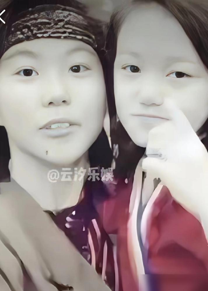 跟你说个炸哭全网的事！窦靖童耍酷10年的虾线，竟是陪妹妹遮疤痕的暗号！
李嫣先