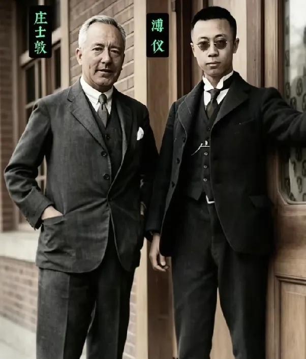 民国初年，溥仪与老师庄士敦的罕见合影，庄士敦是英国人，有名的“中国通”，在李鸿章