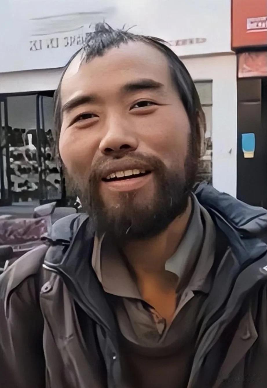 这位胡子拉碴的流浪汉，曾是汝南高考状元、村民口中的天之骄子、也是小有名气的企业家