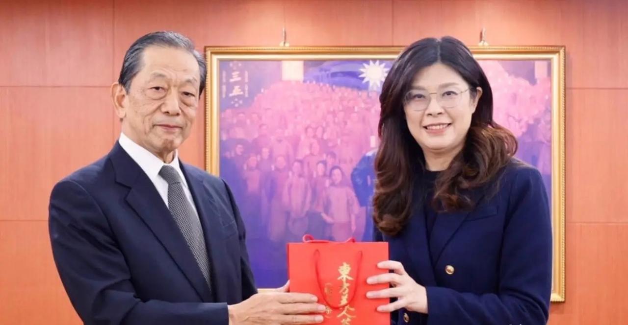我觉得大家别对郑丽文抱太大希望，她这个人做人做事都很谨慎且聪明，表面上看似对统一
