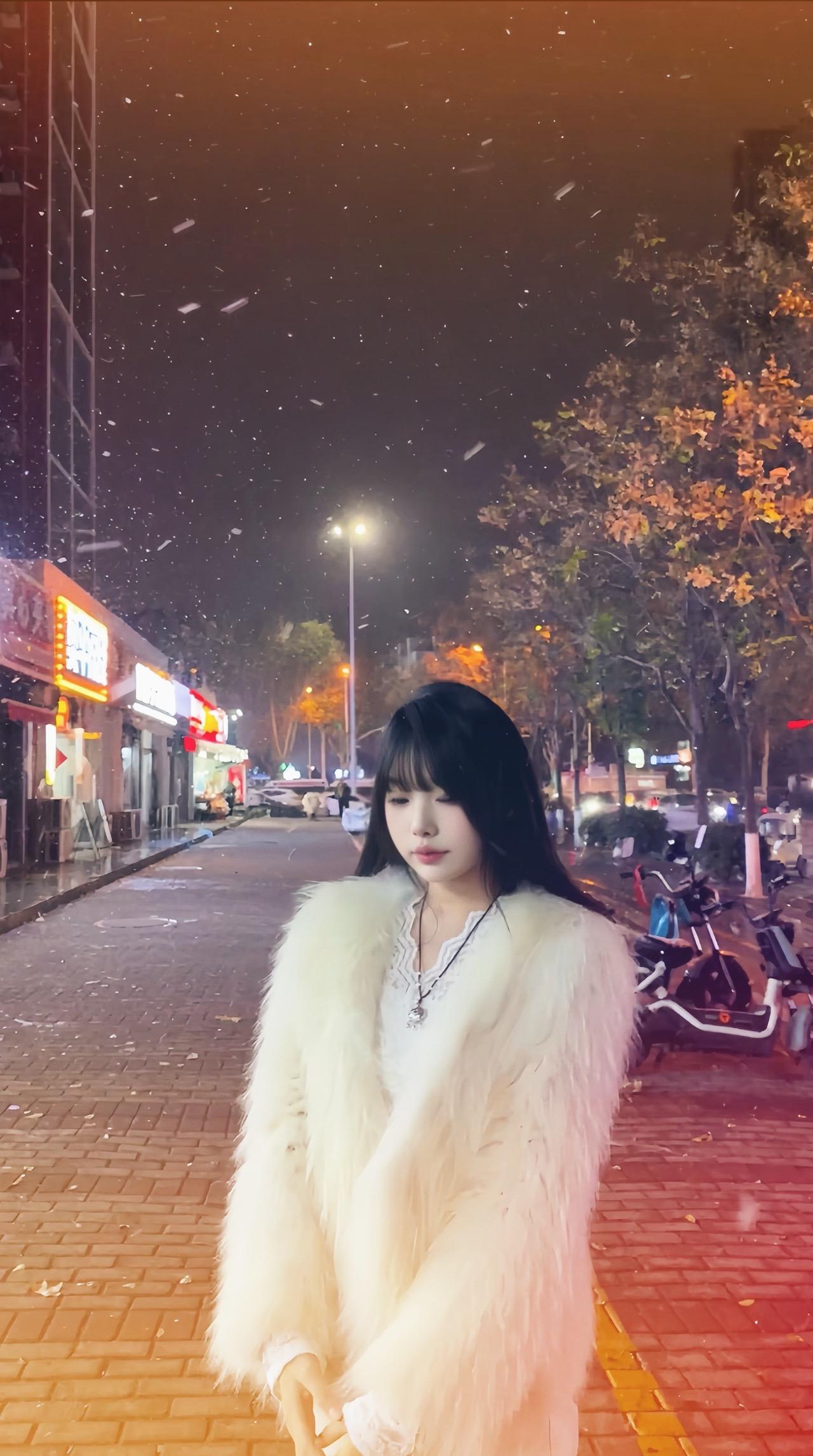女孩你别太天真 没有人会爱上纯粹的你 每个人都在衡量你的价值
