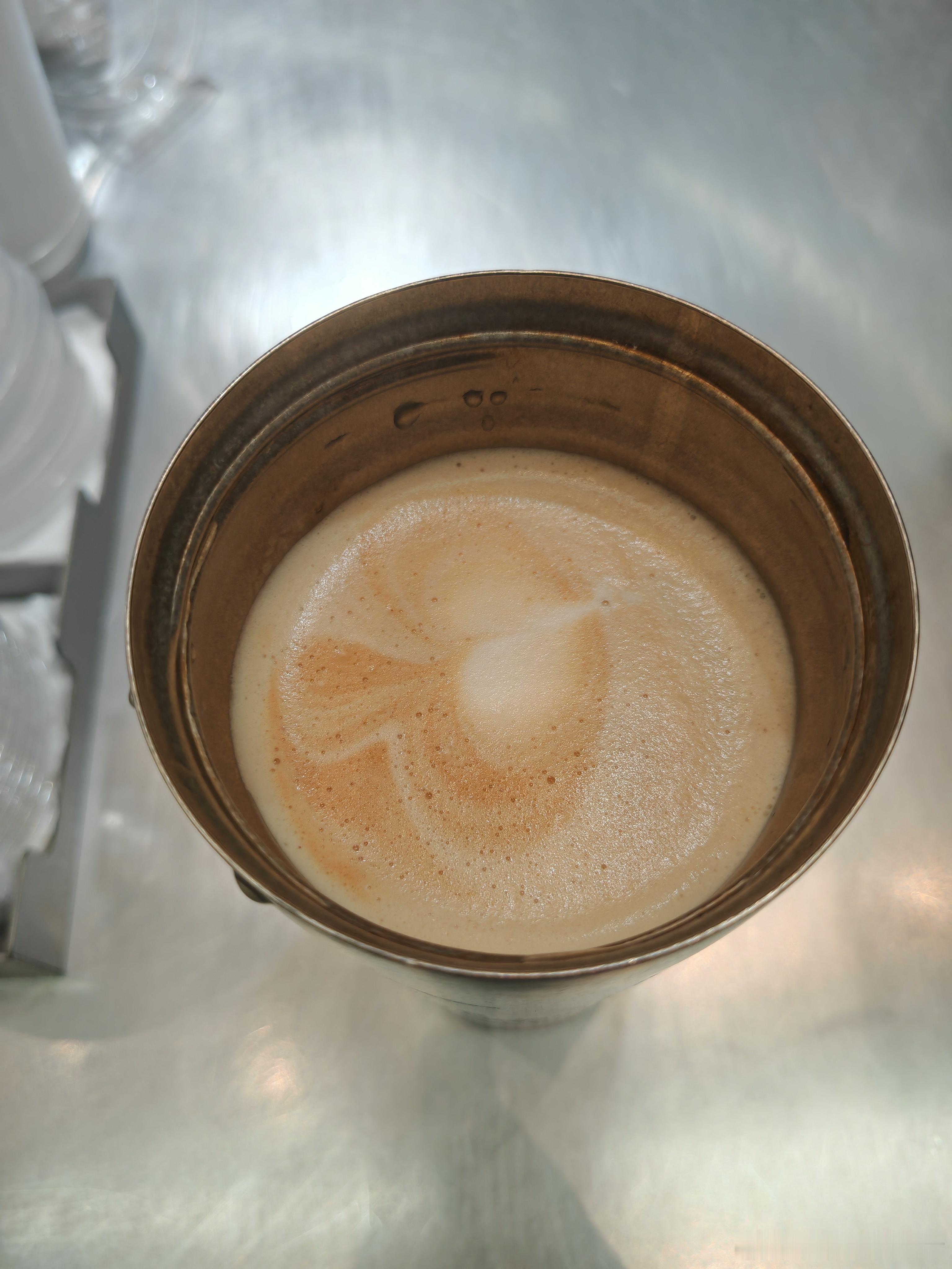 MANNER的黄油拿铁，味道很浓，25一杯，自带杯20，感觉太奢侈了！