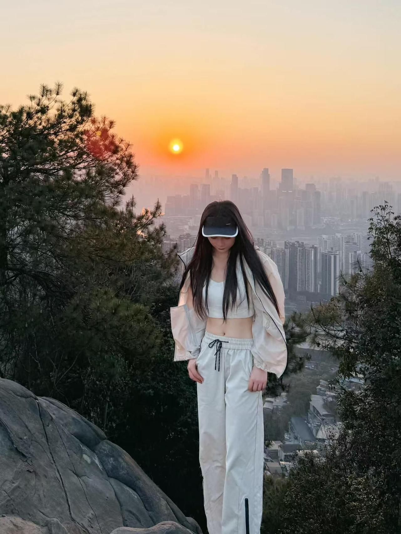 日落西山一片暮色沉沉，我俩就要走进黄昏了，