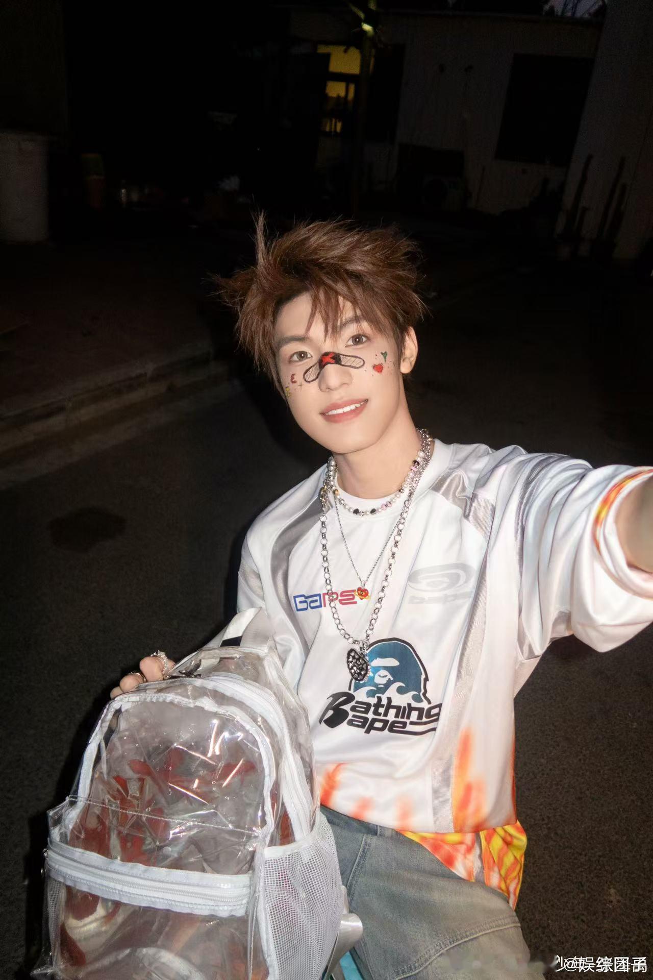 在张泽禹身上看到了养成系的意义 他曾经孤单一人走过漫长的路，从重庆的陌生城市，到