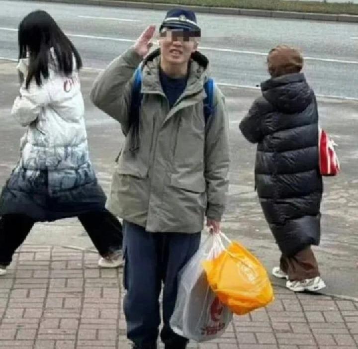 刚开张俩月的小厂子，胆子倒不小。替被遣返的留学生喊冤，还甩出一句“披个旭日旗怎么