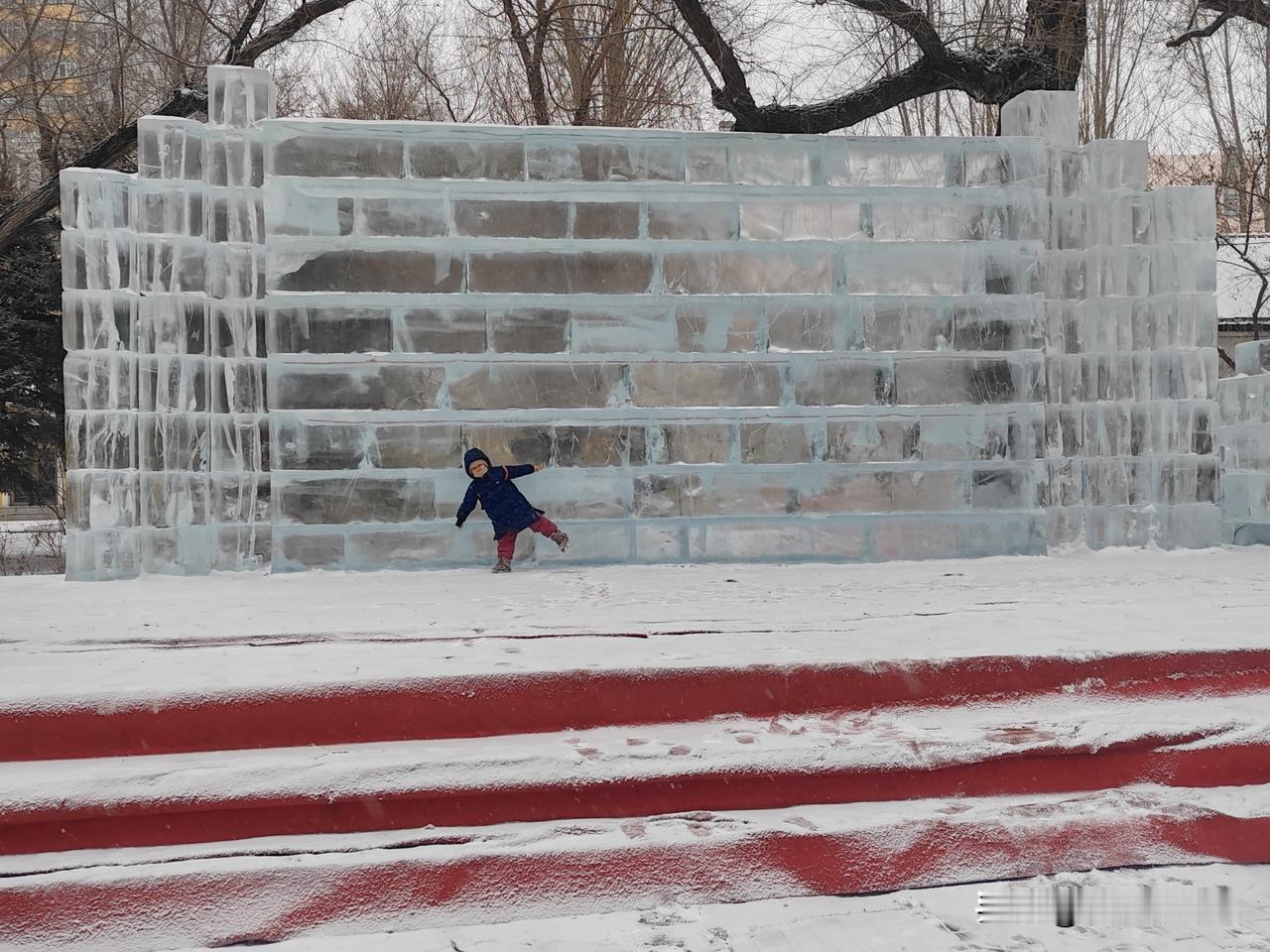 冰墙前，可爱萌娃直接化身“显眼包”，这姿势我能笑一年！
 
感受下冰城的浪漫，结
