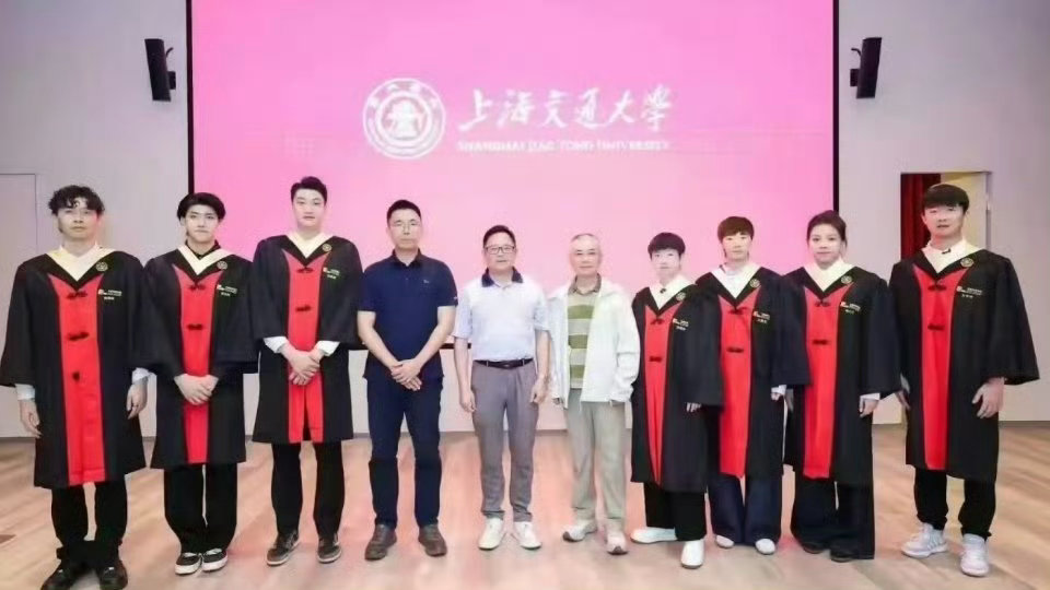 孙颖莎毕业孙颖莎上海交大圆满毕业，恭喜🎉 