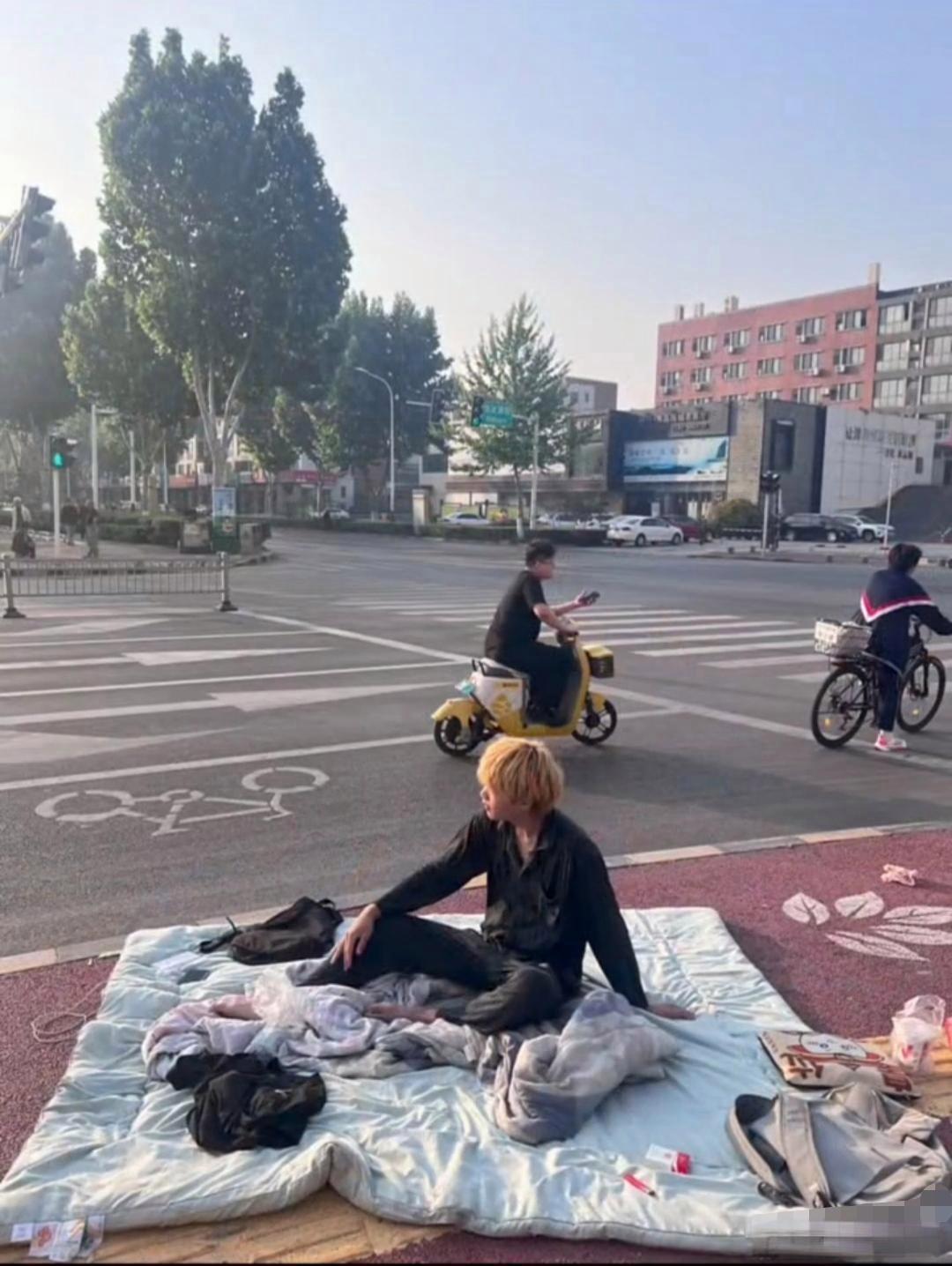 这帅哥一脸懵