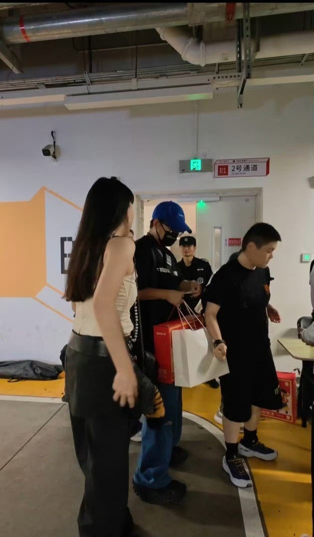 在歌手棚门口偶遇吴莫愁有人在线下偶遇吴莫愁了吗？运气真好 
