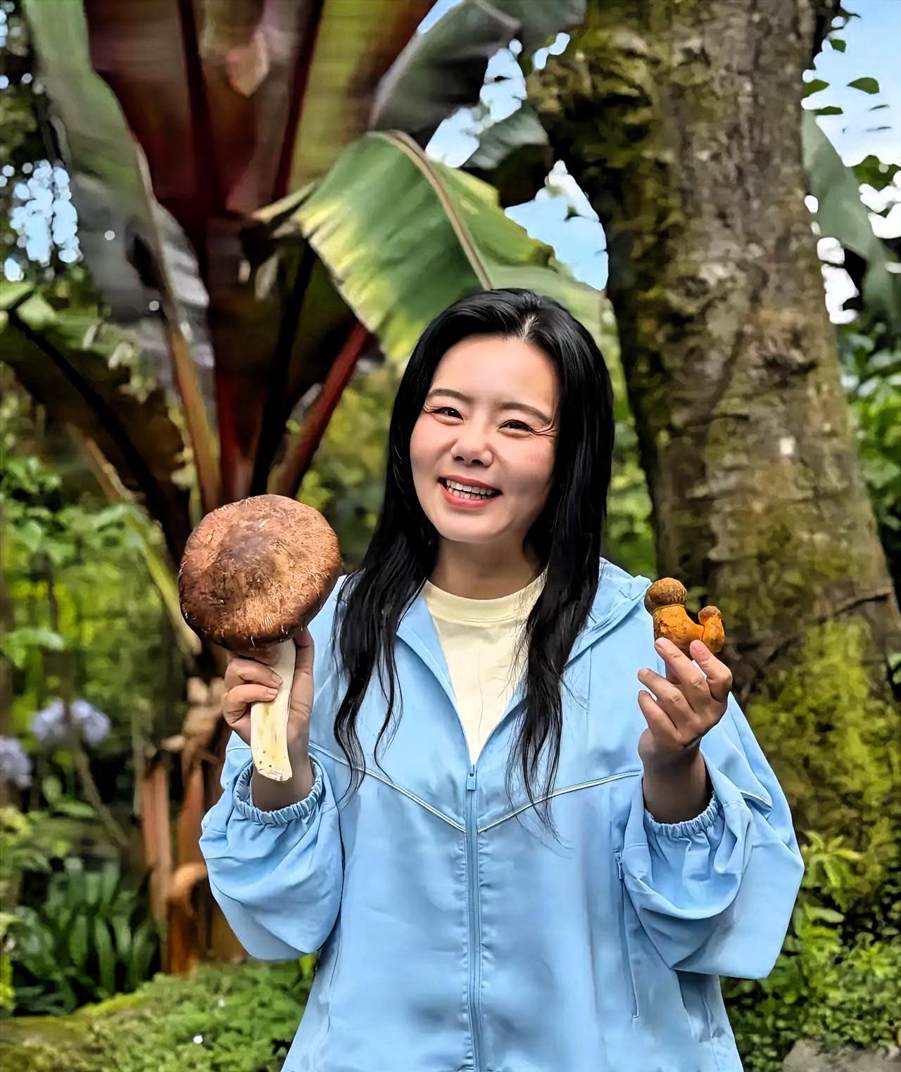 龚琳娜蹲在菜园里扒开草叶那天，距离她离婚官宣刚满四个月。

指甲缝里嵌着泥，手心