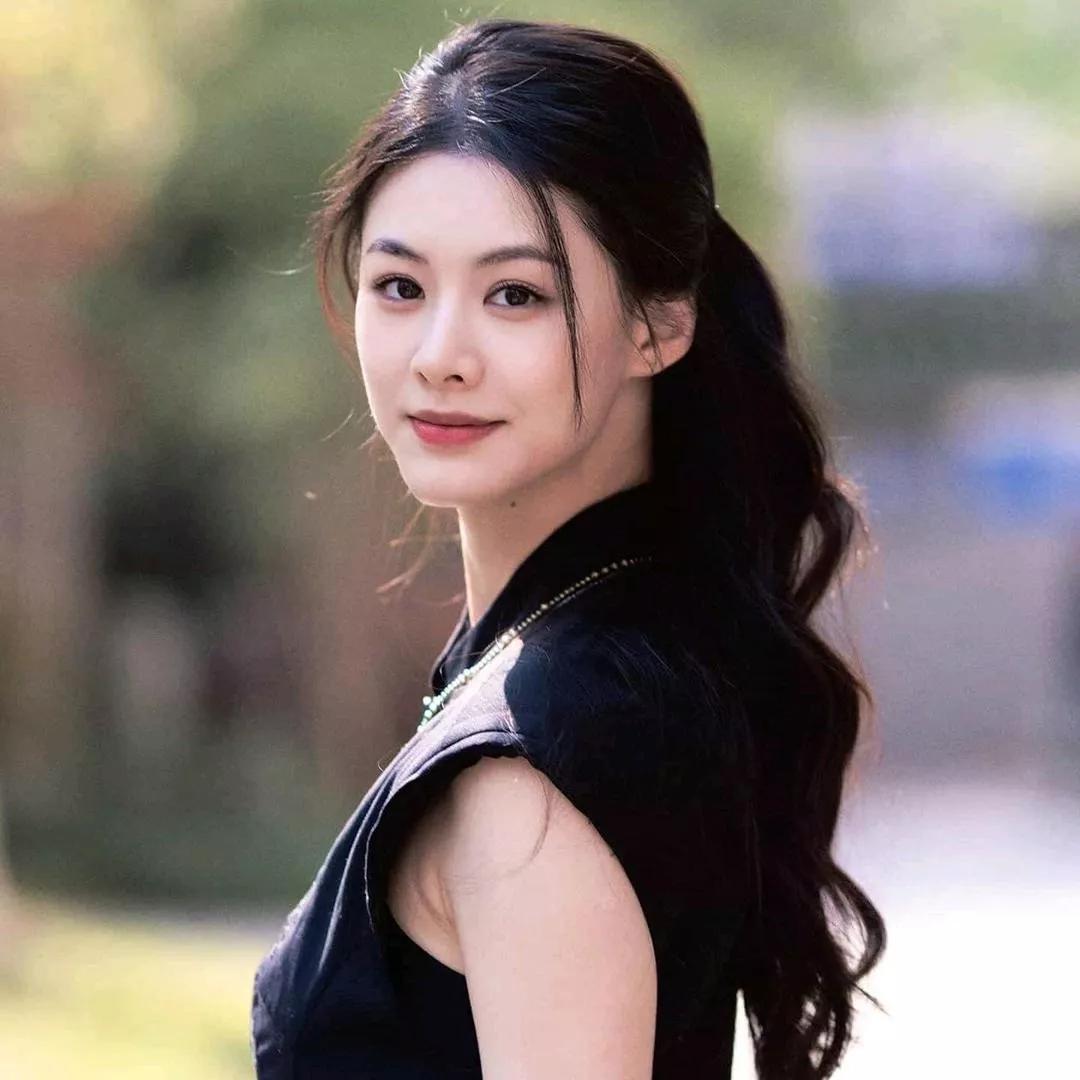 黑衣佳人，步履轻盈。