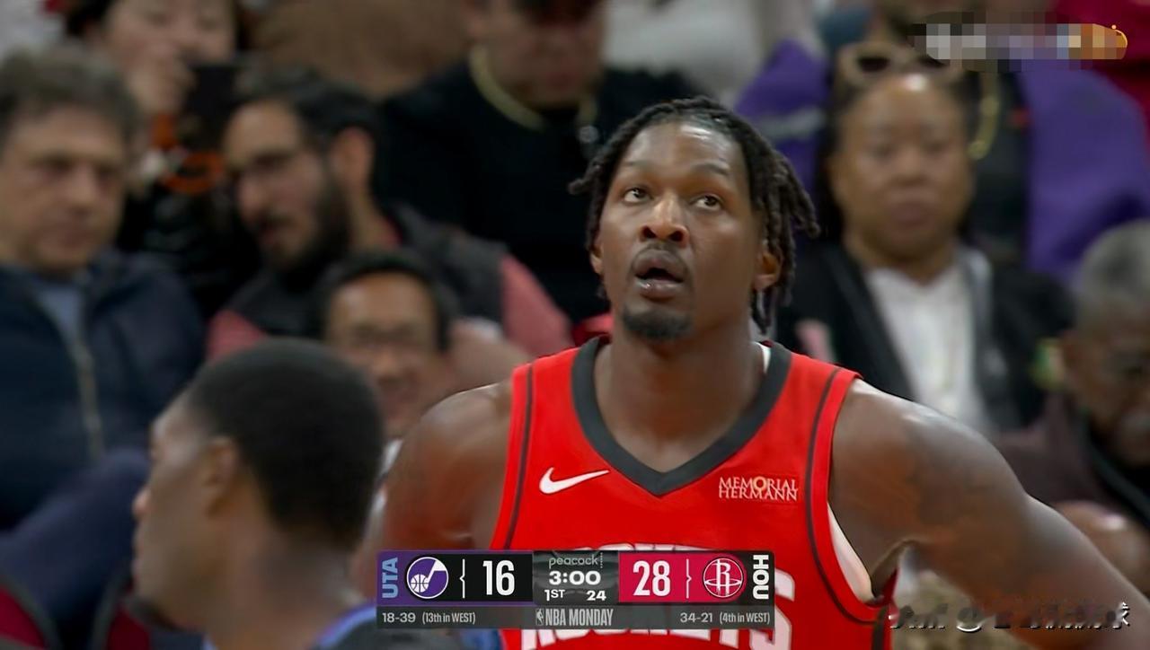 火箭悍将芬尼-史密斯真是名副其实的炮灰！在今天进行的火箭和爵士的比赛中，目前两队