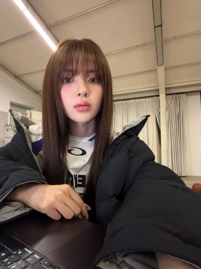 杨超越启程巴黎看秀 6日凌晨，出发巴黎时装周，长直发运动风造型，期待美女闪耀巴黎