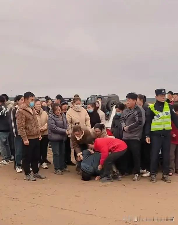 奶奶这一跪，跪哭了多少人的心。
辽宁icon失踪的4岁孙女被找到了，奶奶紧绷的神
