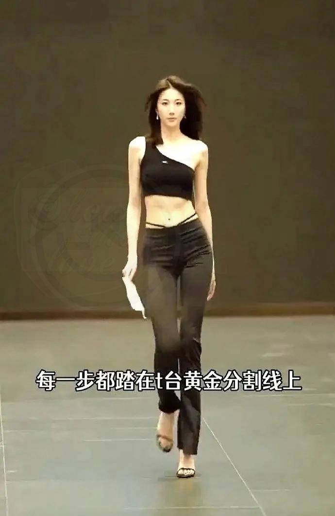 刘涛女儿14岁了，照片一出来，网友都说这孩子有气质。

不是靠颜值圈粉，是真看得