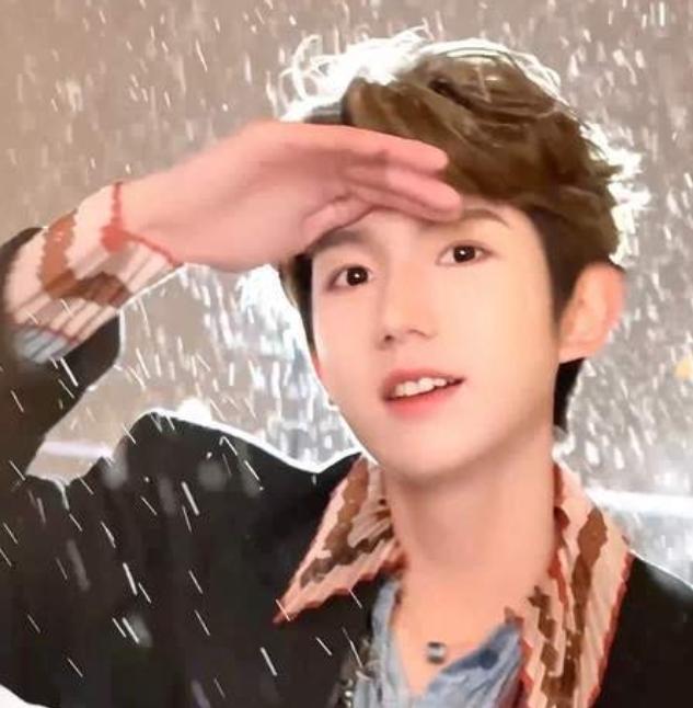 2025年12月14日，王源在“非正式跨年派对”上即兴跳起了EXO的经典曲目《初