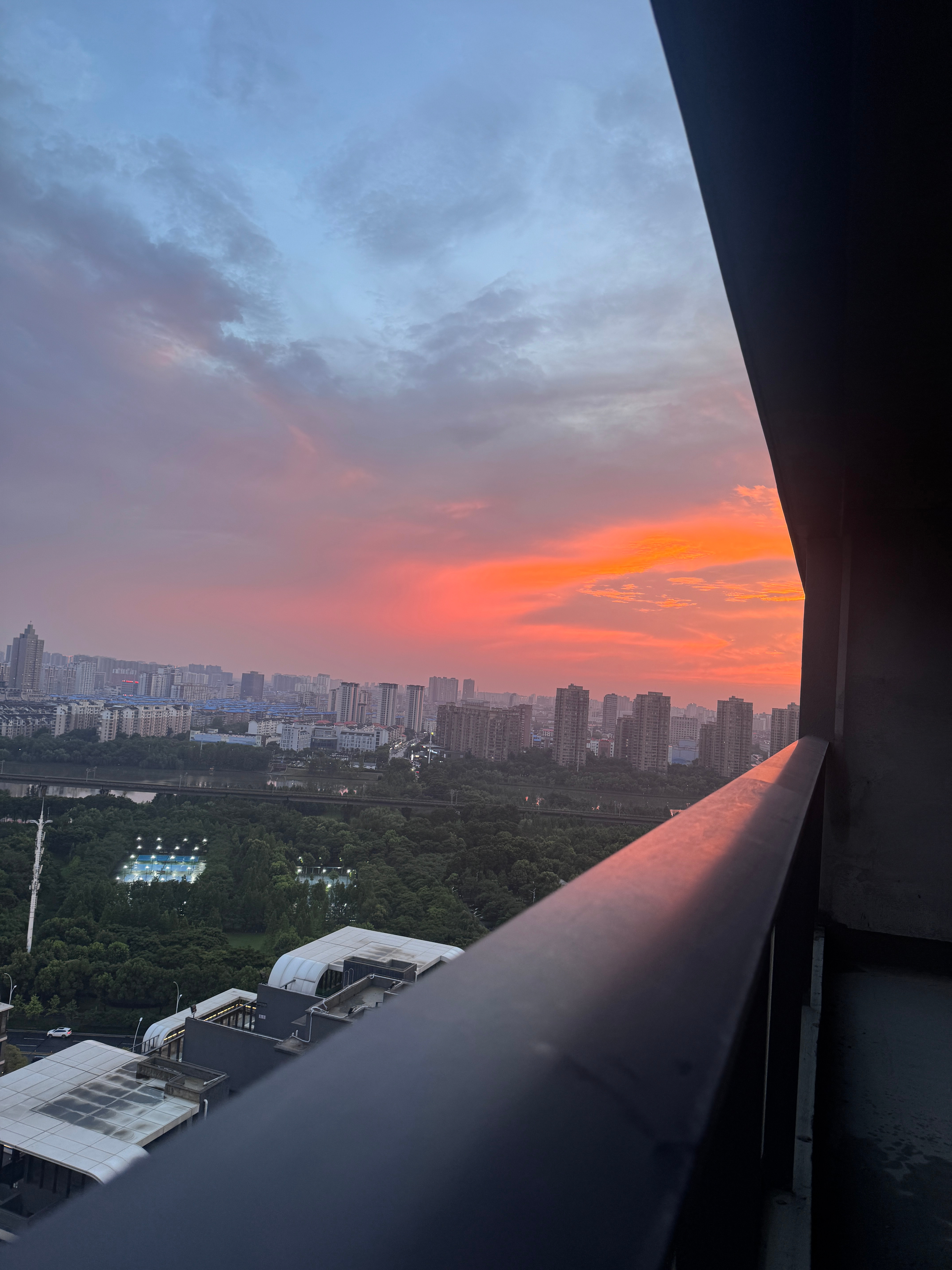 在毛坯新家里看日落🌅虽然装修房子给了我200%的磨炼但是能住进dream ho