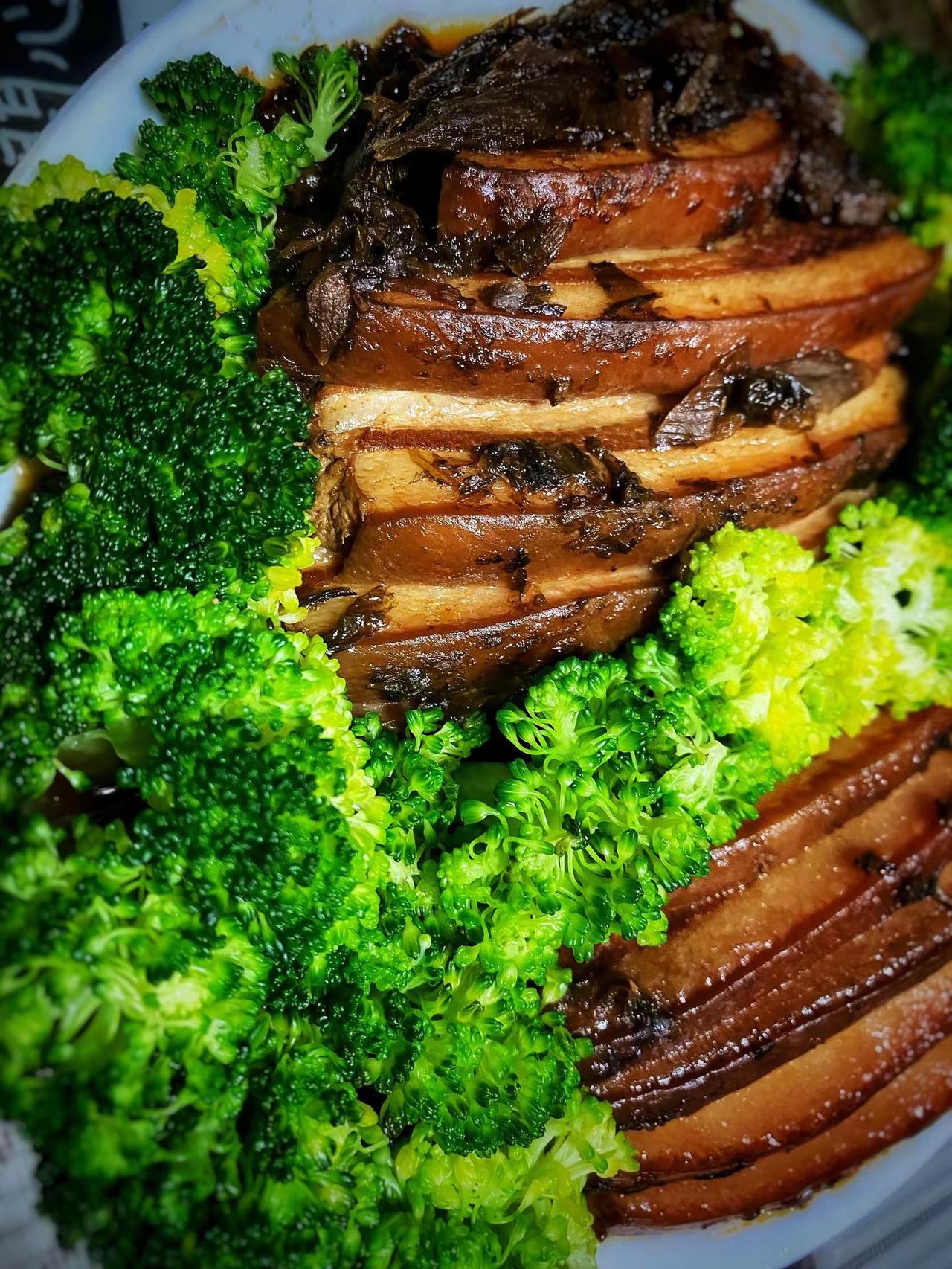 我爸留在台湾的味道—梅干扣肉。我问我妈：「把拔以前的拿手菜是哪样？」妈回得很干脆