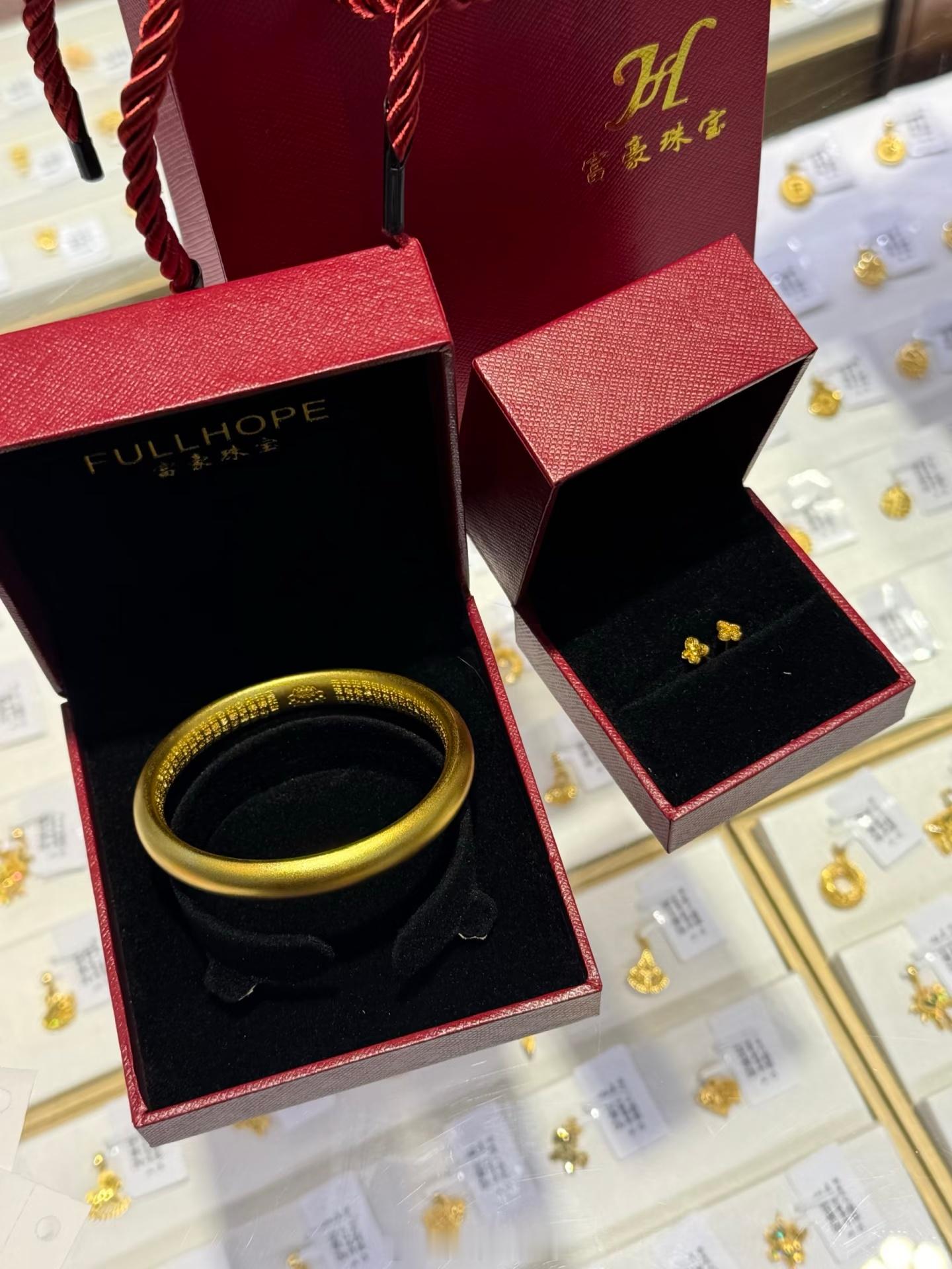 金价过年期间金价算比较“稳定”的，不过有好多金店已经准备调价了没几天就是工作日，