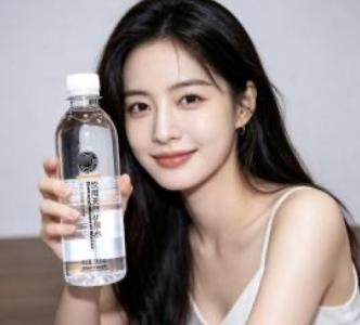 胖东来那款矿泉水是真火了🔥 

我一看好多人整箱整箱往家搬，还以为多贵呢，结果