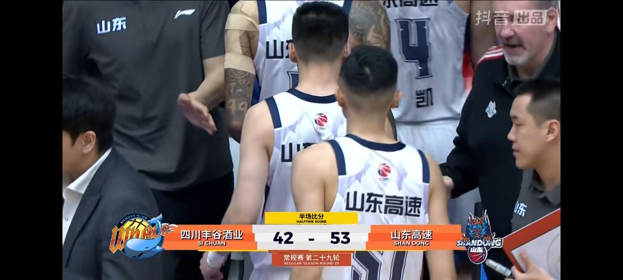 缺少了克里斯的山东高速男篮，没想到客场对阵四川丰谷酒业反而打得更流畅，进攻更富有