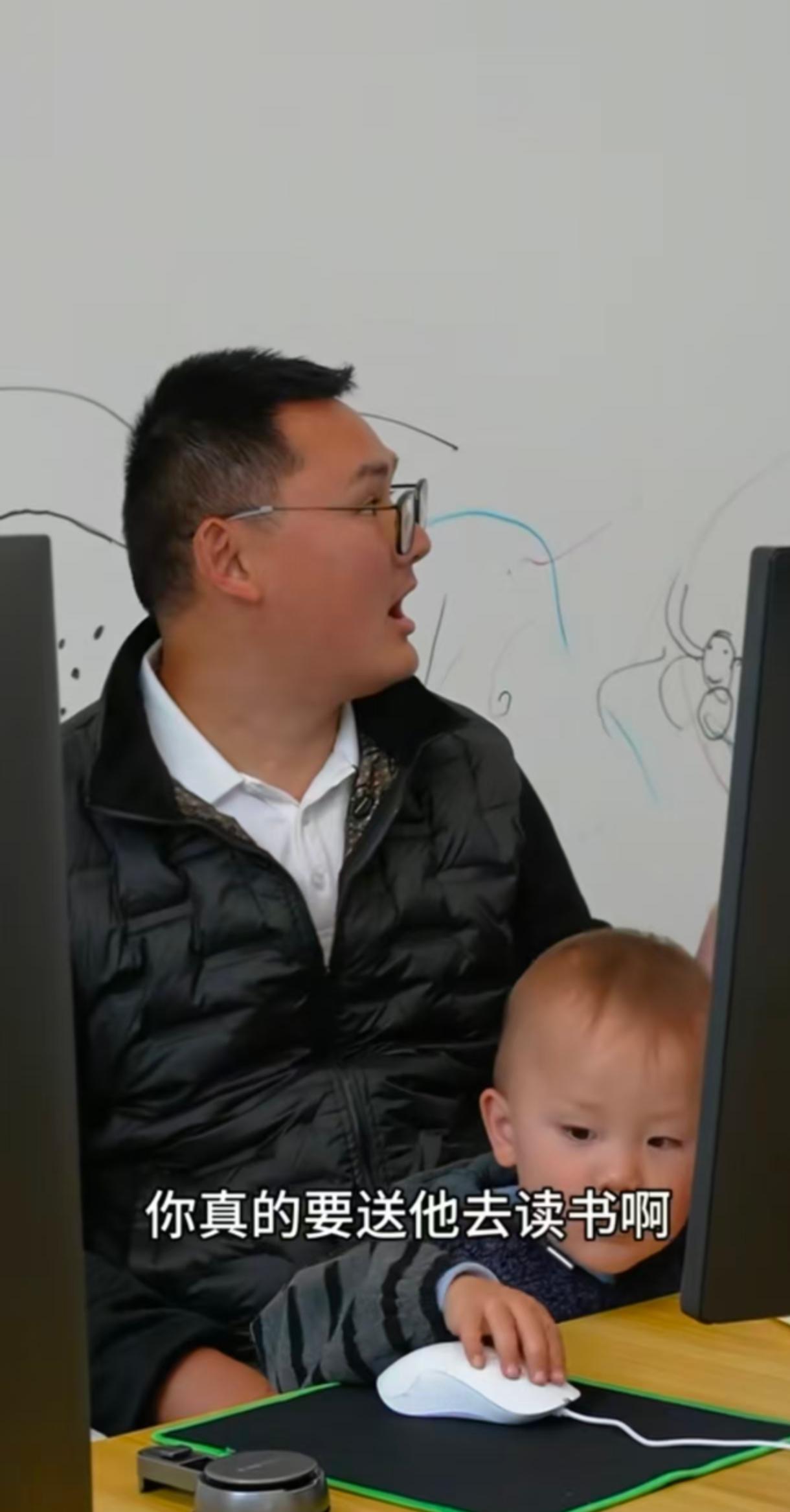 估计小二娃在挑战小妹的底线！
小诚诚才2岁，二娃现任就要送娃娃进城上幼儿园，小二