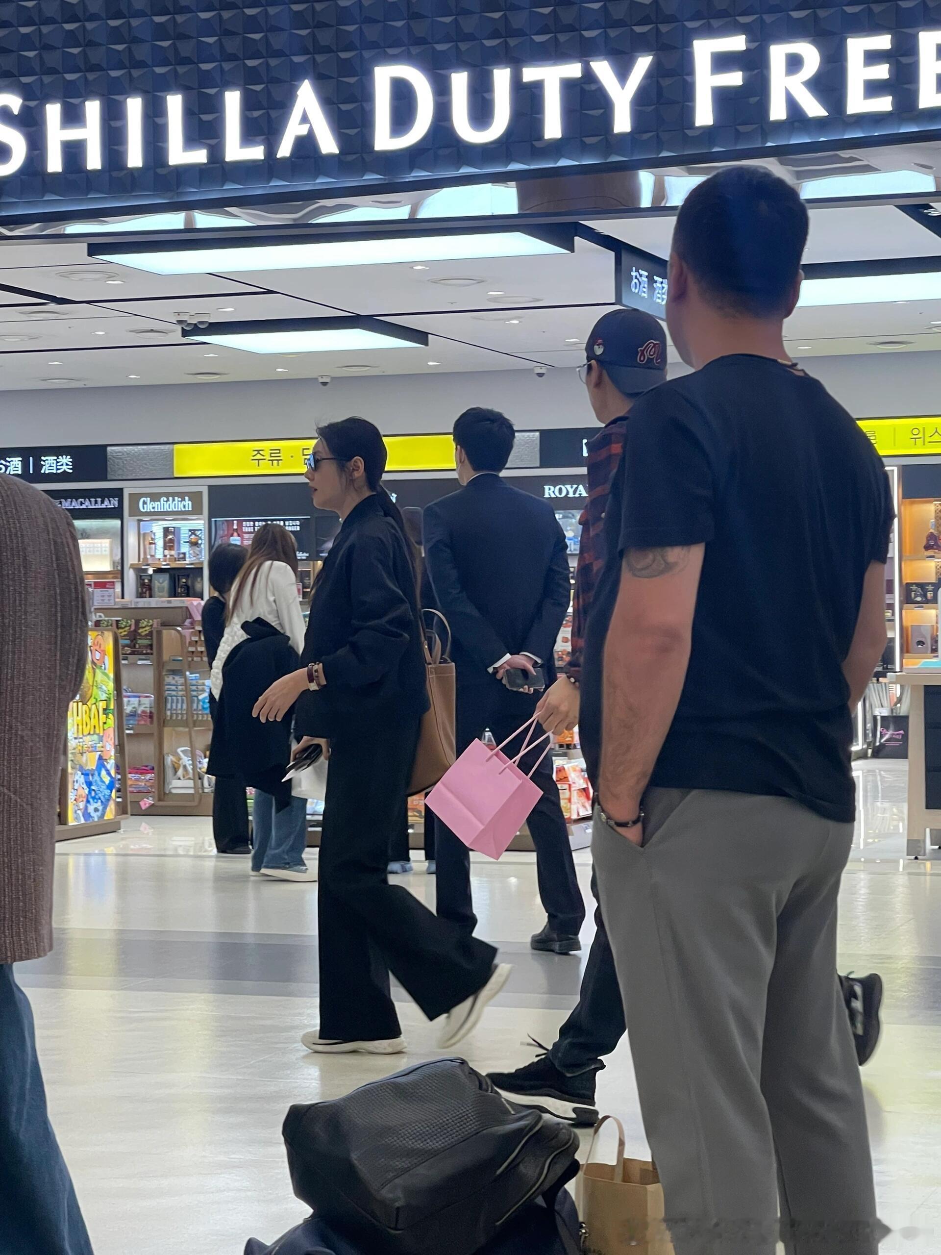 #秋瓷炫当你沉睡时# 今日网友在🇰🇷机场偶遇和啪嗒：“感觉一家人都是抻面款，
