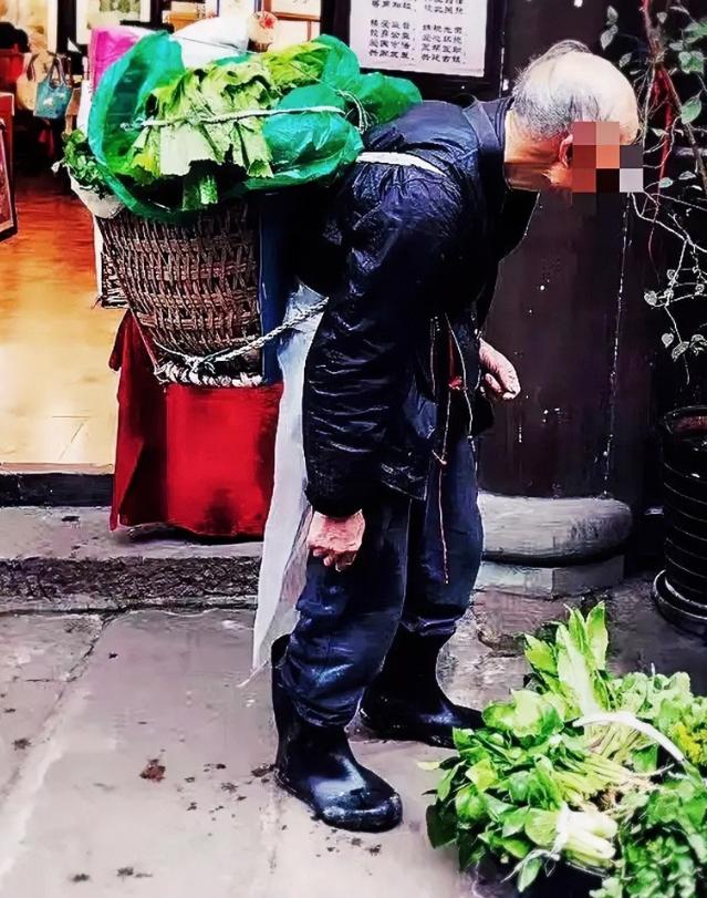 泪目！河南郑州，一名68岁卖菜老人躲雨时进了一家餐馆，老板端来一碗牛肉和二两白酒