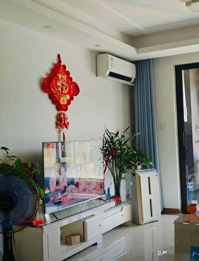 我母亲去世的第二天晚上，梦见她走到我的面前说:“空调上方放着18200元现金，我