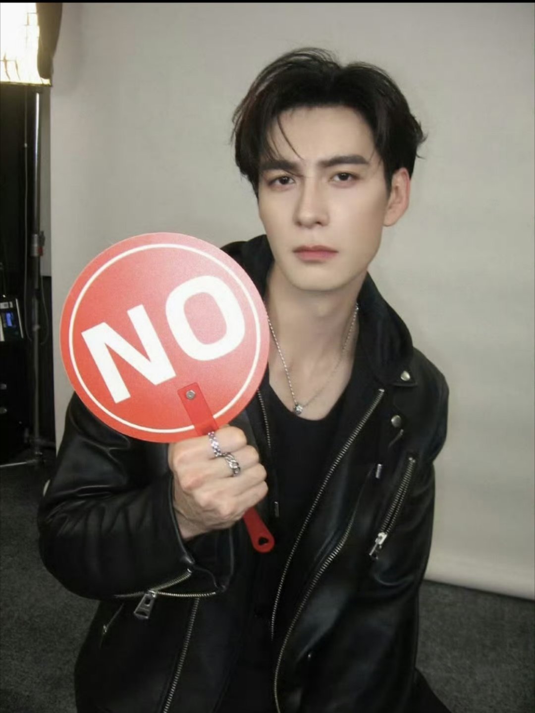 谁这么勇在陈星旭直播间问他是不是桌子 他反驳的样子真的太好玩了陈星旭 我才不是桌