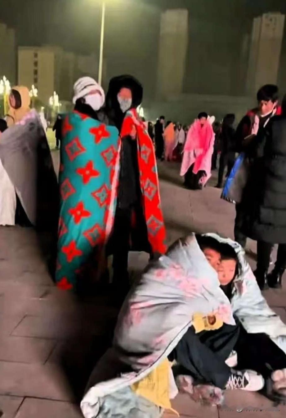 甘肃大地震给大家一个忠告

别光惦记着抓手机！
一定一定记得跑的时候带上

被子