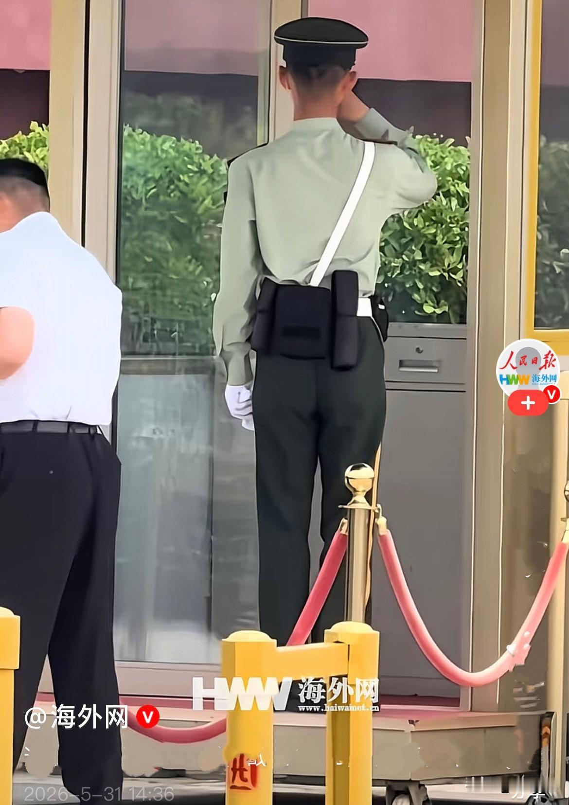 近日北京持续高温，酷暑当头，走在外面都热浪扑面，让人闷热得喘不过气……
    